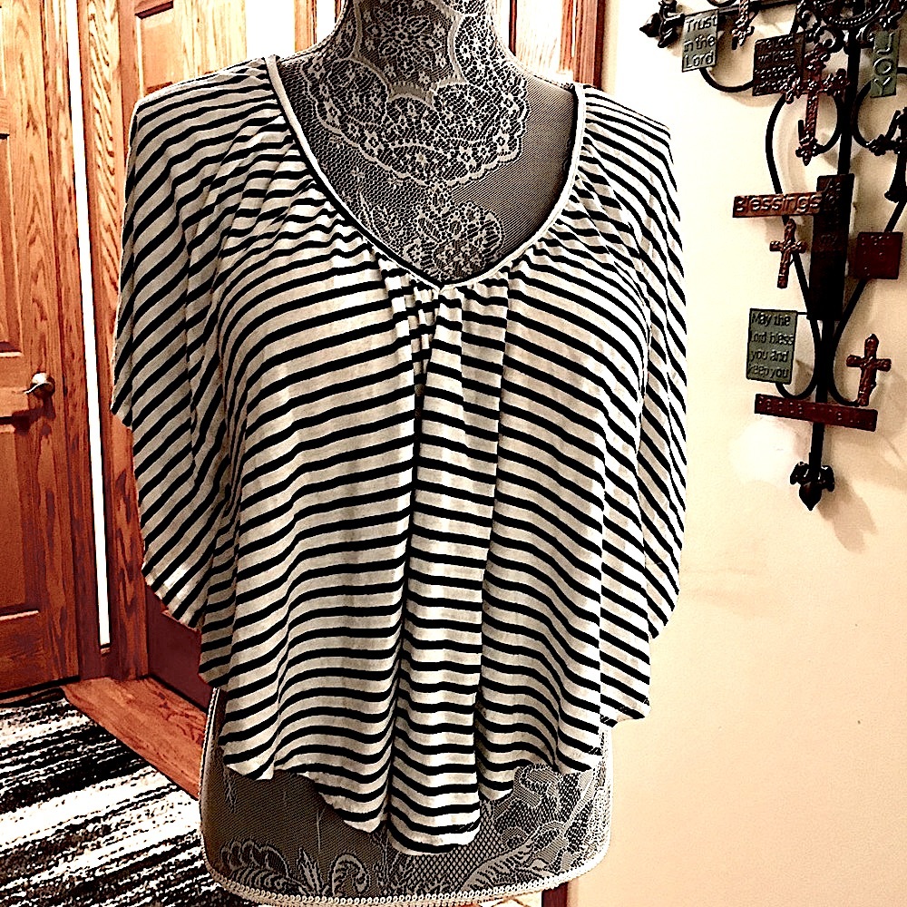 Living doll short bat wing Slimming Striped Black and White Soft Comfortable Top - Picture 1 of 6